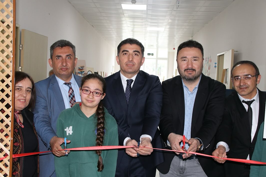 Kaymakam KAYA, Seviller Ortaokulu’nda Sanat Sergisi'ne Katıldı